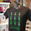 Miniatura: OUT OF LINE: Tshirt nera con stampa verde fluo