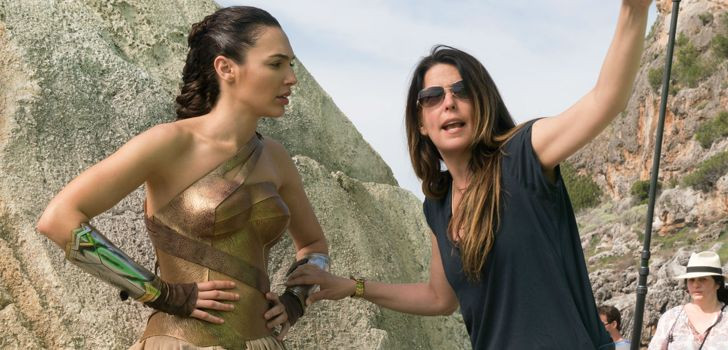 Patty Jenkins no set