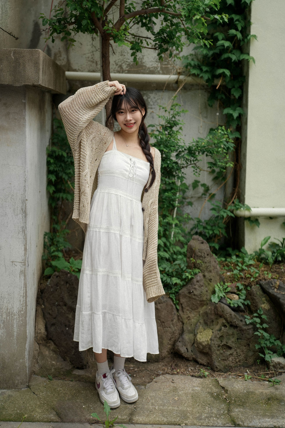 A natural portrait taken with the fresh greenery of Seongsu as the background.