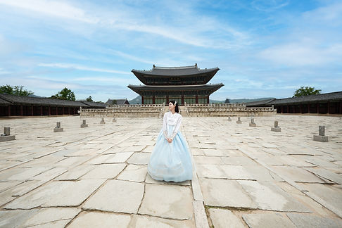 경복궁 앞에서 전통 한복을 입은 여성이 촬영한 서울 감성 스냅사진