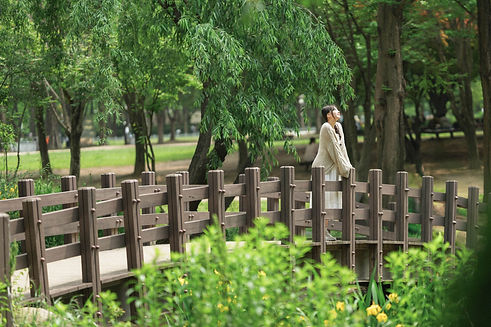 서울숲의 나무 다리 위에서 감성적인 순간을 담은 내추럴 스냅 사진