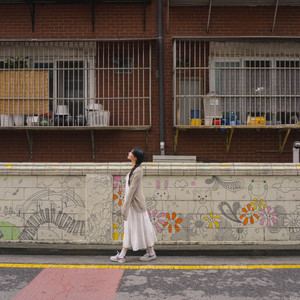 성수동의 그래피티 앞 감성 스냅