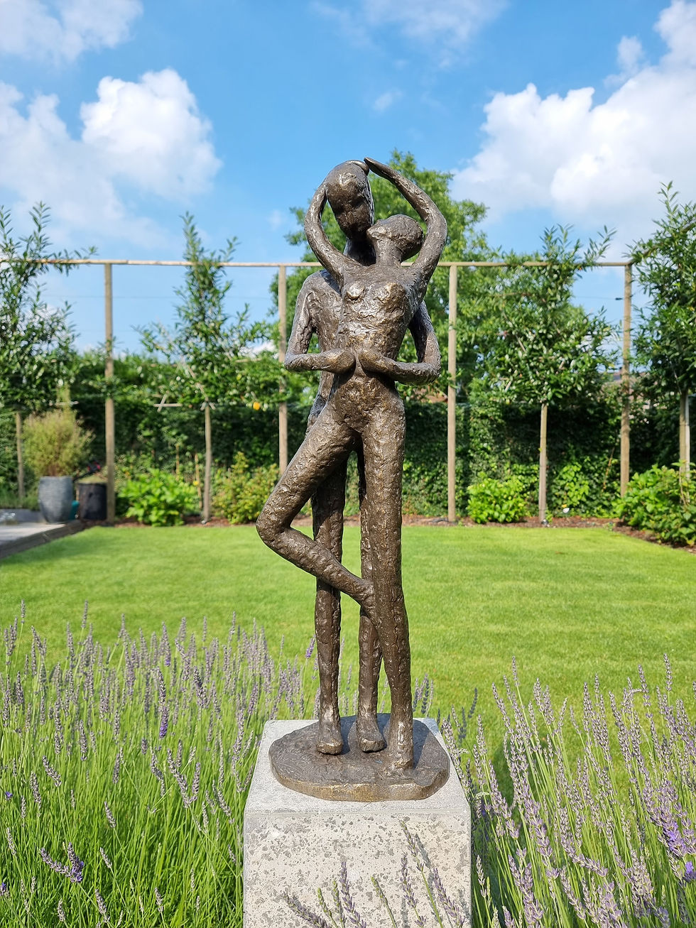 Statue of a couple hugging and kissing - garden statues - Valentine's Day