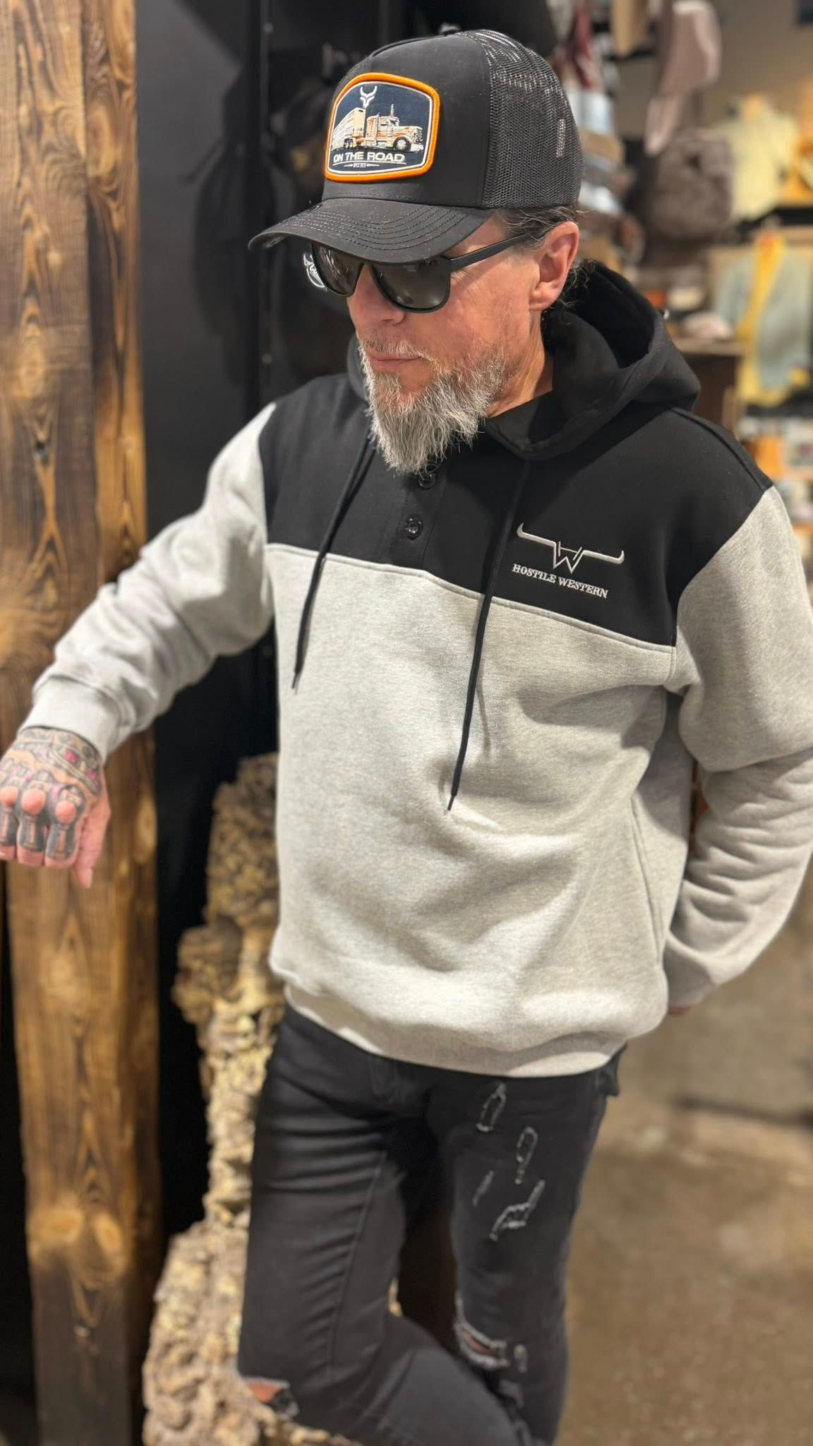 Hoodie logo brodé- Hostile Western | Boutique Plateforme