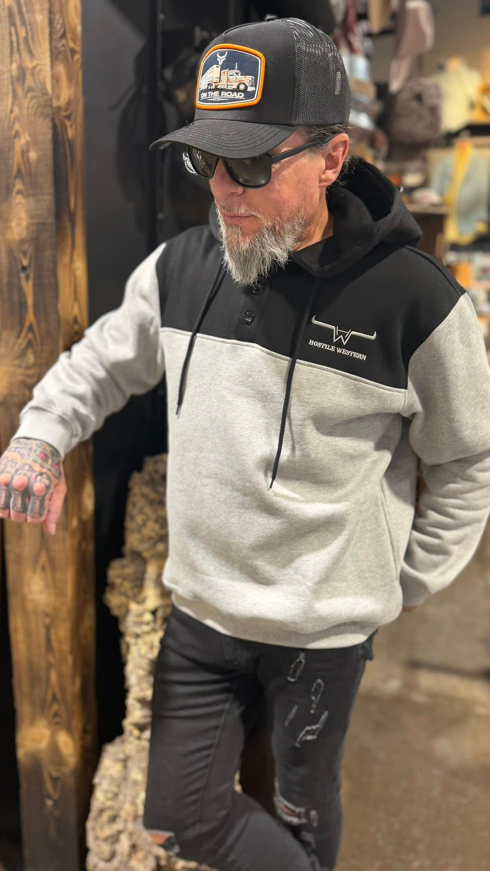 Hoodie logo brodé- Hostile Western | Boutique Plateforme