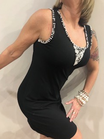 Robe noire avec perles Tricotto