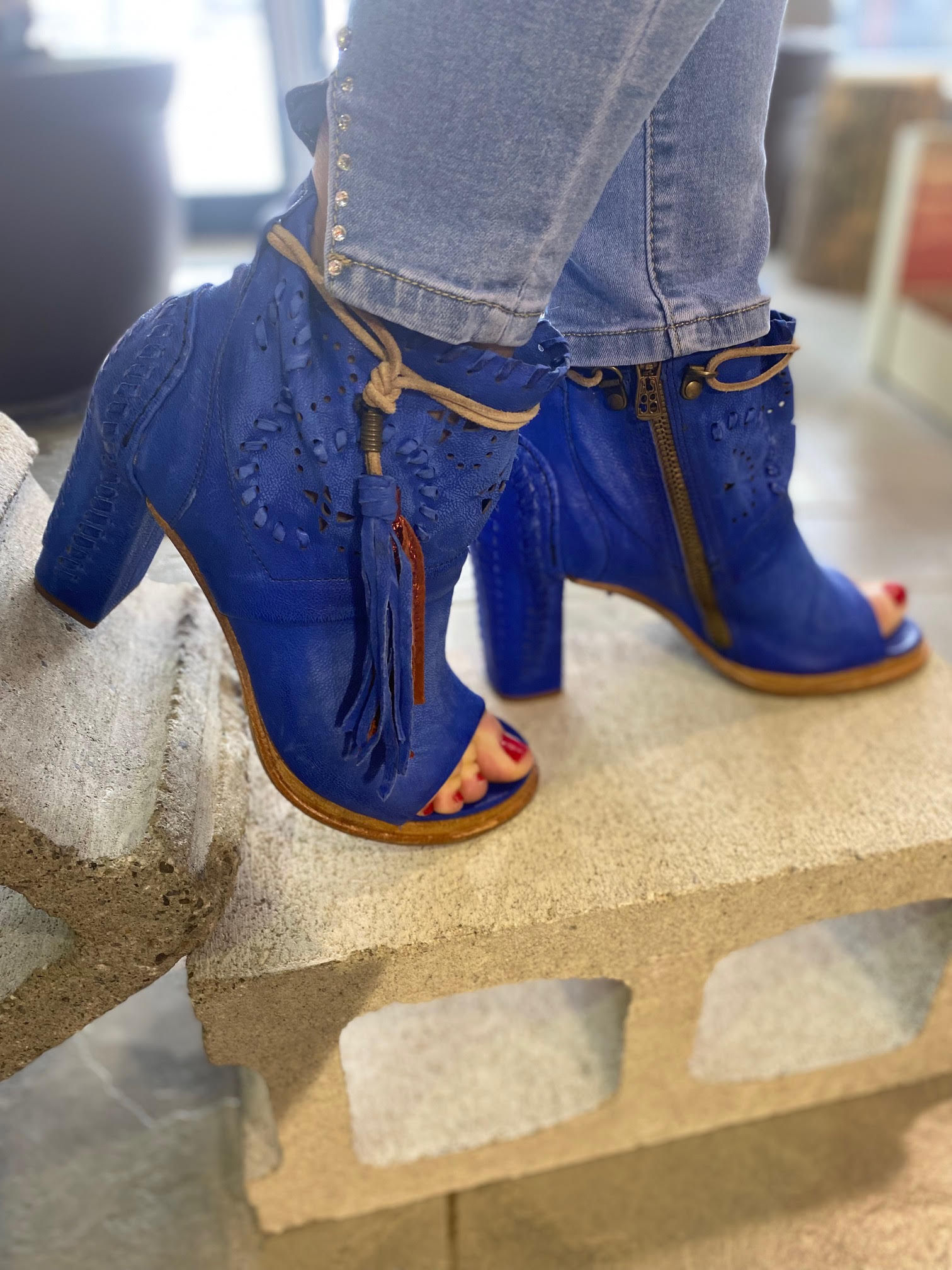 Talons hauts fermés bleus électrique à trous A.S 98