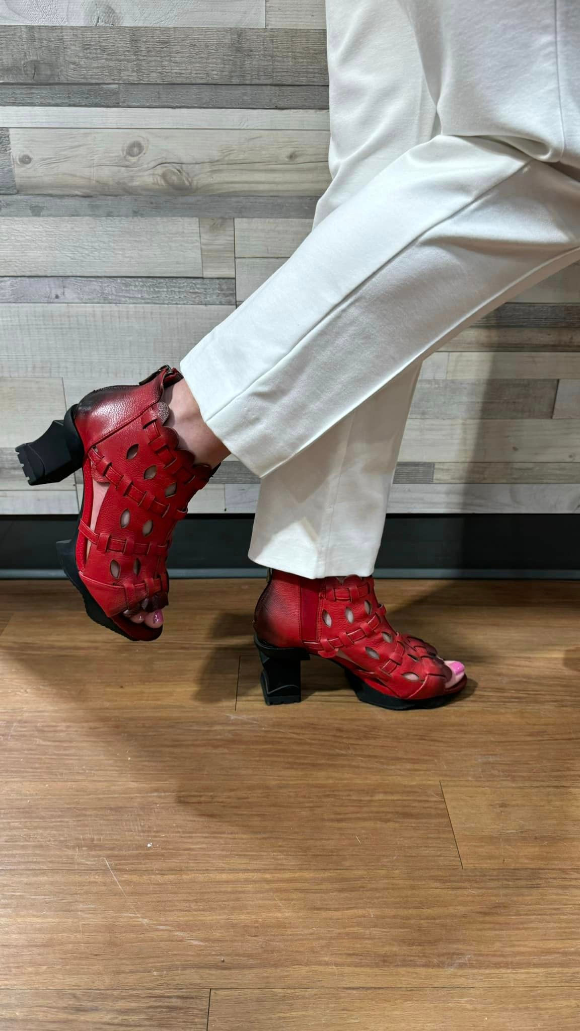 Talons hauts fermés rouges à trous Laura Vita