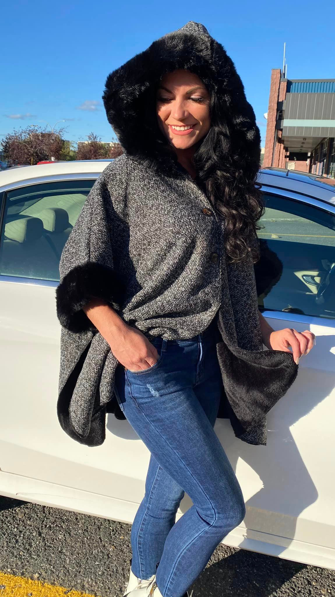 Poncho noir avec capuchon à fourrure Collection italienne