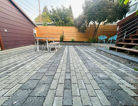 gray onyx permiable pavers running bond stepping wall