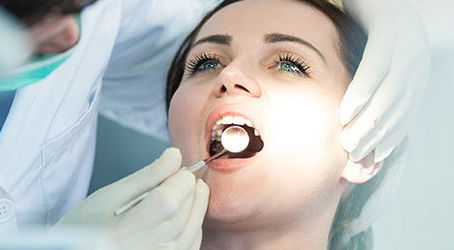 Por que é necessário realizar as visitas periódicas ao dentista?