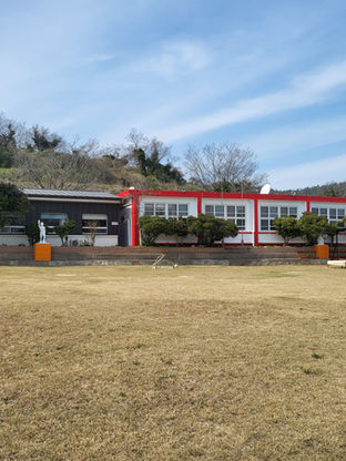 강당  페인팅으로 하루를 본낸날 입니다.
잔디구장에 제법 연두빛 새싹이이 올라왔어요 ````
화단에 해바라기와 봉숭아, 접시꽃씨앗을 뿌린날..