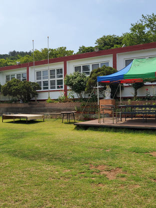 6월 셋째주 주말입니다.
1동 대형룸 데크에 그늘막 만들었어요~`
