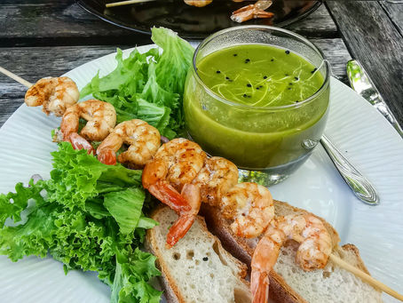 Gaspacho poireaux & poires avec brochettes de crevettes
