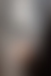 Ein Bild wird in einer Hand gehalten.