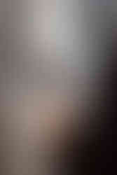 Ein Bild wird in einer Hand gehalten.