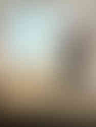 Ein Mann mit einer Auszeichnung in der Hand vor einem Bild mit der Aufschrift "Top Azubi des Jahres"