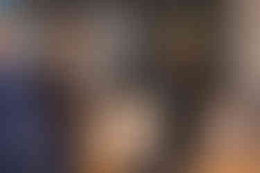 Zwei Personen schauen sich lächelnd an.