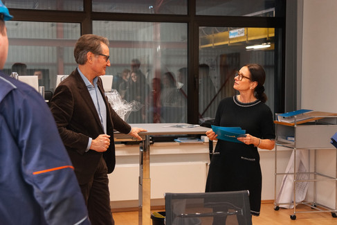 Zwei Personen schauen sich lächelnd an.