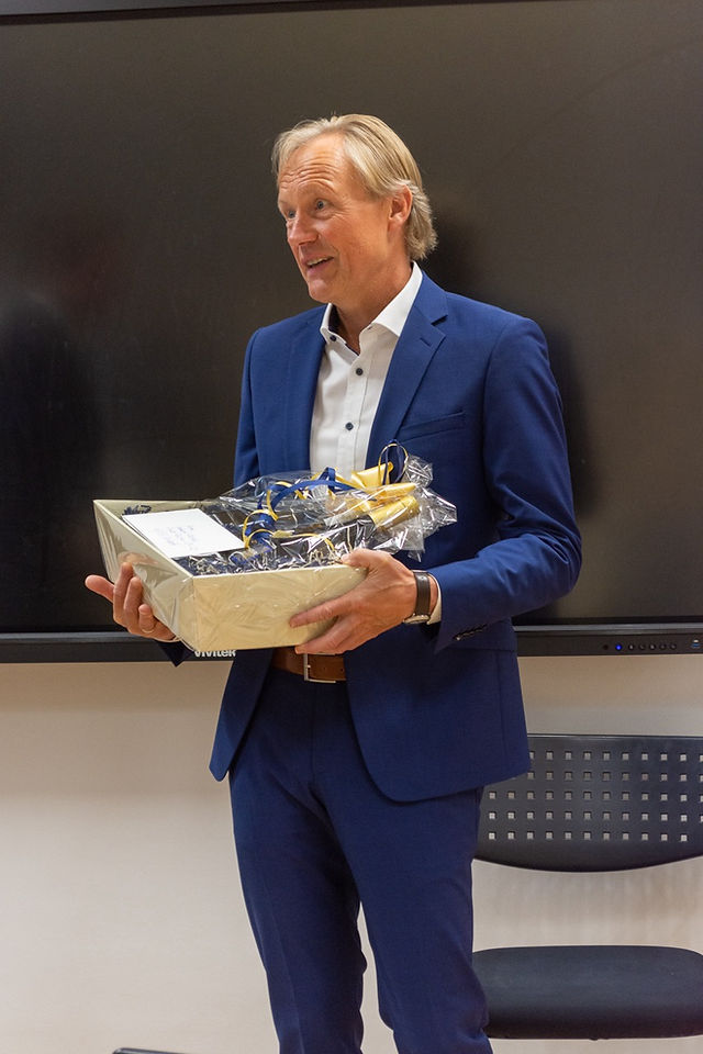 Ein Mann mit einem Geschenkkorb in der Hand.