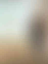 Eine Frau mit einer Auszeichnung in der Hand vor einem Bild mit der Aufschrift "Top Azubi des Jahres"