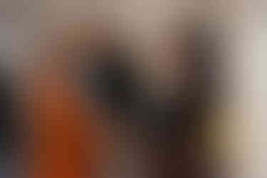 Zwei Personen schütteln sich die Hand. Eine dritte Person schaut zu.