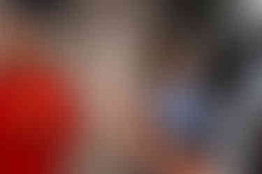 Ein bemaltes Glas in einer Hand.