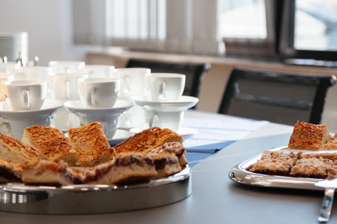Kuchen und Kaffeetassen.