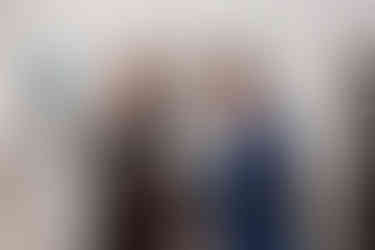 Zwei Männer die sich die Hand geben.