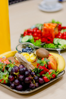 Ein Tisch mit Obst und Gemüse Snacks.