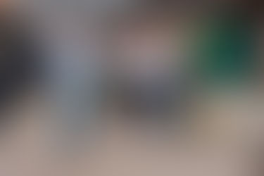 Vier Männer vor einer Scheune und ein Fotograf der sie fotografiert .