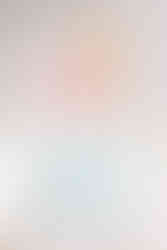 Weiße Wand mit Schrift.