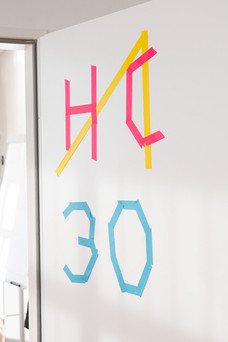 Weiße Wand mit Schrift.