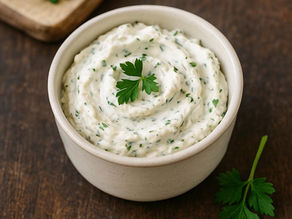 Frischkäse-Kräuter-Aufstrich, cremig mit frischen Kräutern