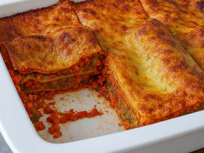 Vegetarische Lasagne mit frischem Gemüse und cremiger Sauce, in einer Auflaufform serviert