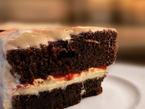 Saftiger Schokokuchen mit Erdbeeren, Creme und weichem Boden