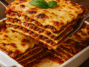 Klassische Lasagne mit goldbrauner Käsekruste, angeschnitten in einer Form