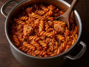 One Pot Pasta mit Thunfisch, Tomaten, Zwiebeln und Kräutern