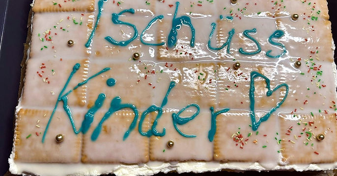 Zitronenschnitten vom Blech mit Butterkeksen, Zitronenguss und bunter Kinderdeko