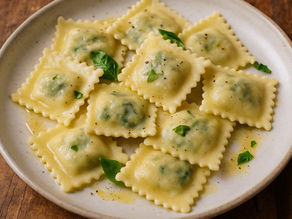 Selbstgemachte Ravioli mit Spinat-Ricotta-Füllung, auf einem Teller mit Butter angerichtet