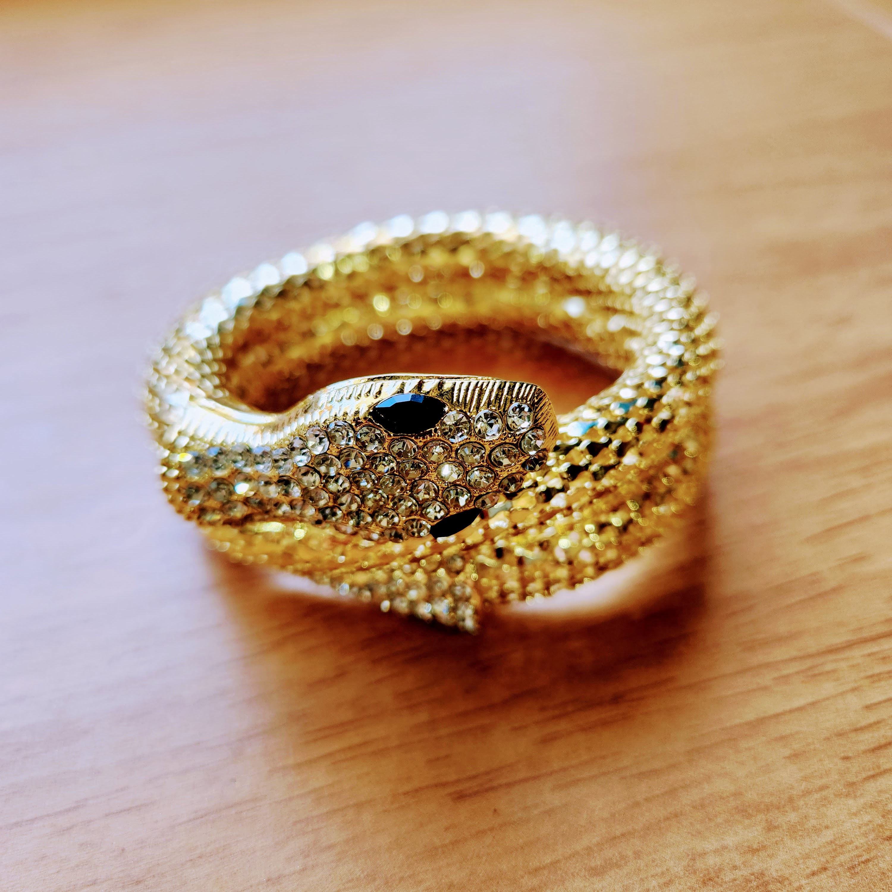 PULSEIRA DE METAL COBRA C/ STRASS OURO