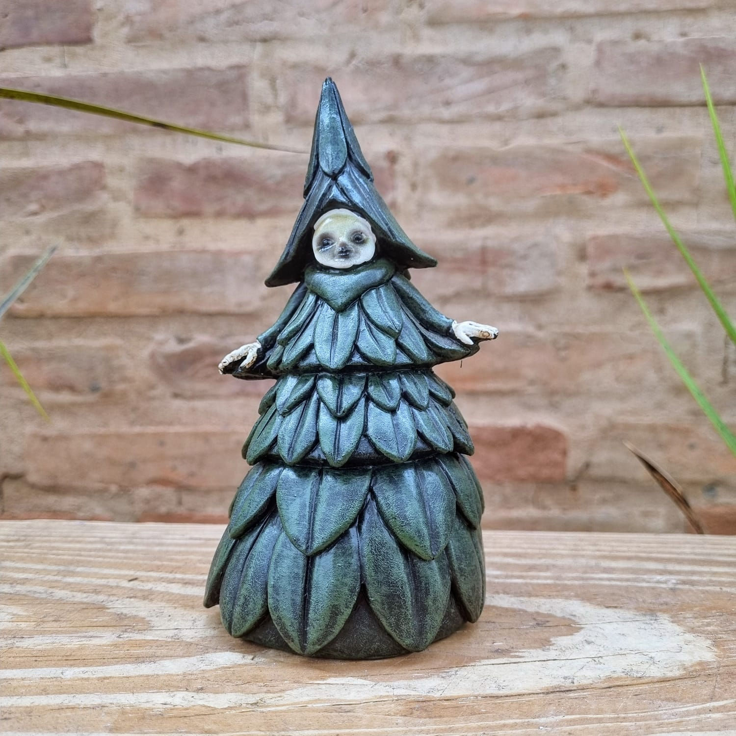 BRUXA PINHEIRO RESINA 15CM