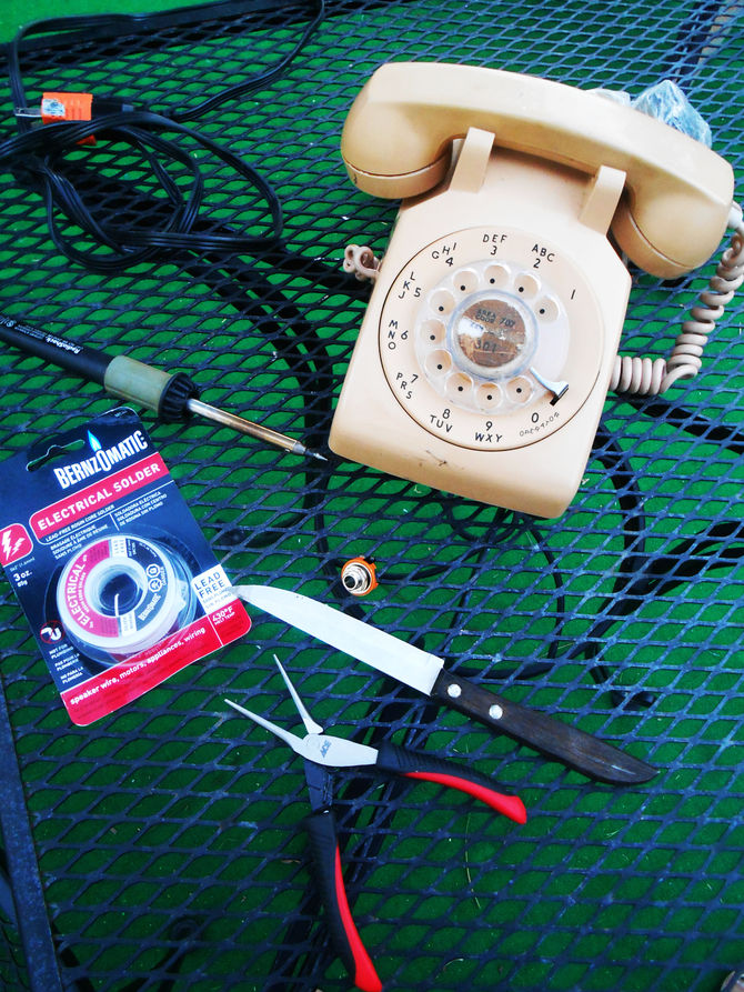 Make your grandma's phone into a lo-fi Microphone!