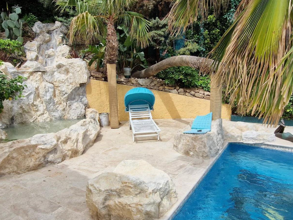 Cascade, rivière et fontaine en faux rochers polyester pour une villa à Saint-Tropez – HARTEC SUD