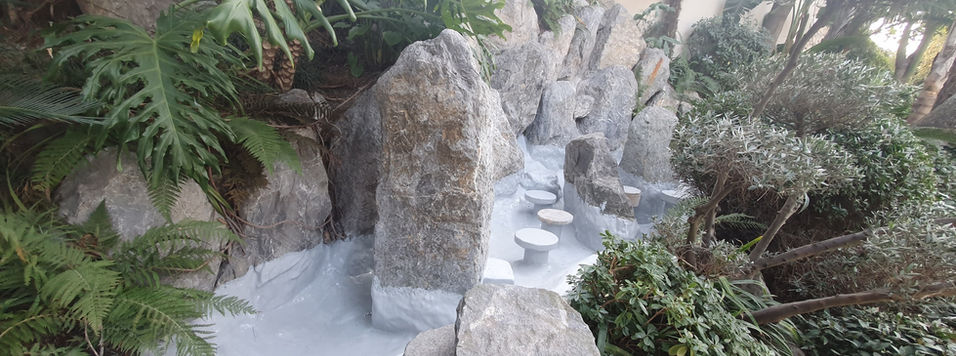 Création et réalisation décors Faux rochers en revetement Polyester armé de tout un réseau de rivières type jardin Japonais avec bacs de rétention et cascades .
HARTEC SUD / Villa st jean Cap Ferrat