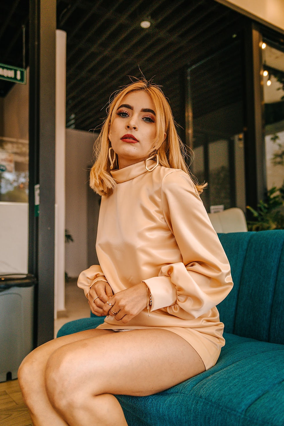 Vestido blusón con mangas bombas de abajo.