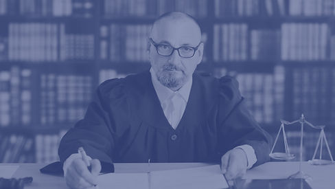 Richter in Robe vor Bücherwand mit Justitia-Waage