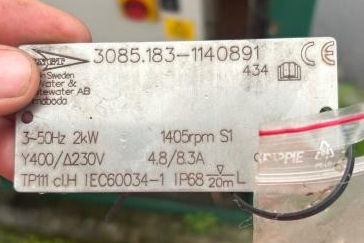 Here the data plate shows the pump can be run in either 400V or 230V.