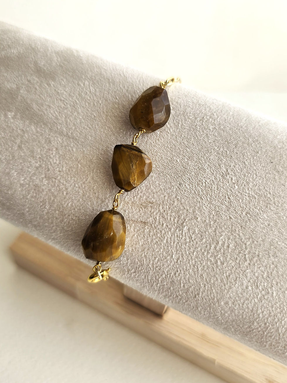 Moon’s Tribe tiger’s eye bracelet featuring natural faceted gemstones and elegant gold-tone links.