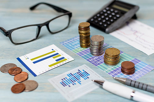 v5 - velka velikost -reading-glasses-piles-coins-high-view.jpg
